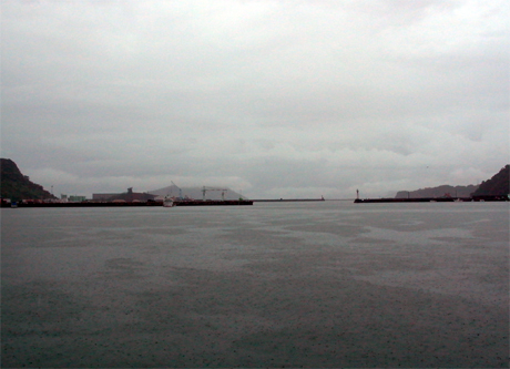 雨の油津港