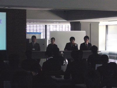 ちょっと暗いですが、左から社長、KIKIさん、川村、青木