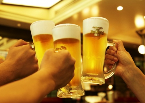 ビールの乾杯画像