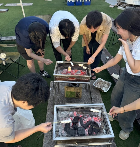 仲良くマシュマロを焼く大人たち