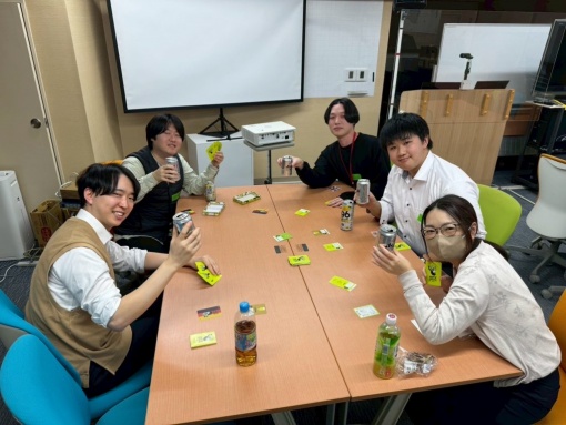 片手に光る銀色の飲料