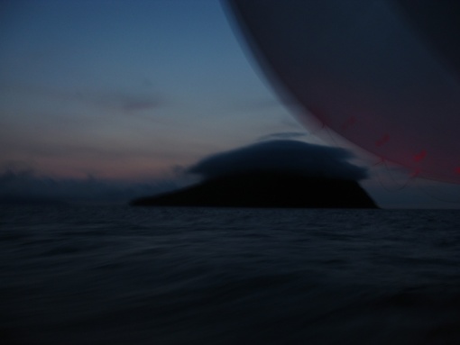 04:18  夜明けに怪しく浮かぶ利島