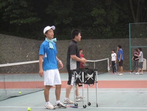 テニスで指導する先輩たち